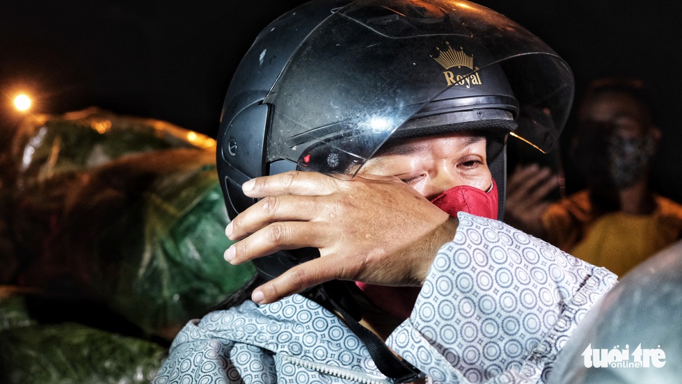 Hạ Lôi giây phút gỡ lệnh cách ly: Người dân chở hoa lên chợ bán - Ảnh 4. Hạ Lôi giây phút gỡ lệnh cách ly: Người dân chở hoa lên chợ bán - Ảnh 4.