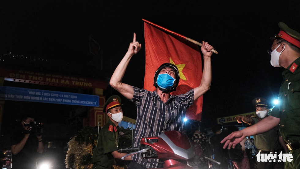Hạ Lôi giây phút gỡ lệnh cách ly: Người dân chở hoa lên chợ bán - Ảnh 9. Hạ Lôi giây phút gỡ lệnh cách ly: Người dân chở hoa lên chợ bán - Ảnh 9.
