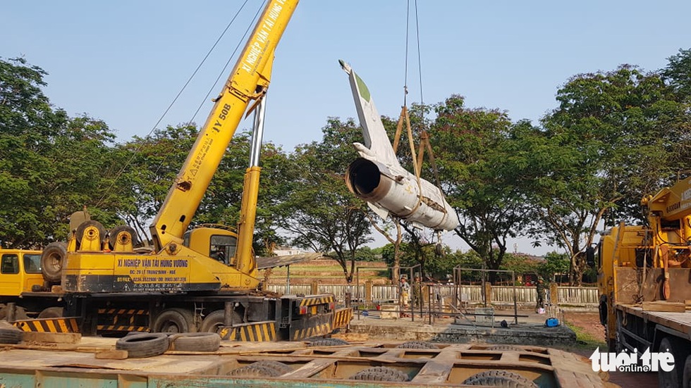 Máy bay, xe tăng rời bảo tàng đi trên phố đêm ở Huế đến địa điểm mới - Ảnh 2. Máy bay, xe tăng rời bảo tàng đi trên phố đêm ở Huế đến địa điểm mới - Ảnh 2.