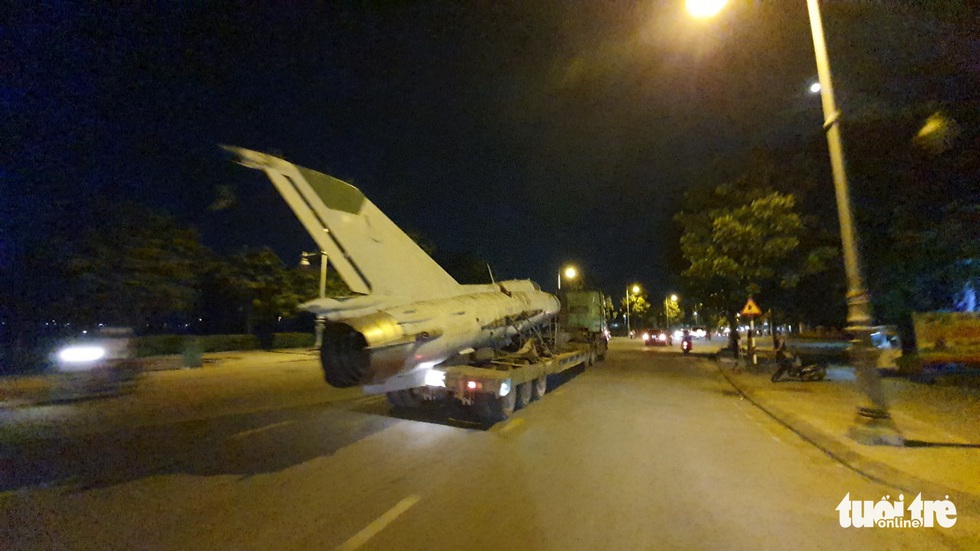 Máy bay, xe tăng rời bảo tàng đi trên phố đêm ở Huế đến địa điểm mới - Ảnh 10. Máy bay, xe tăng rời bảo tàng đi trên phố đêm ở Huế đến địa điểm mới - Ảnh 10.