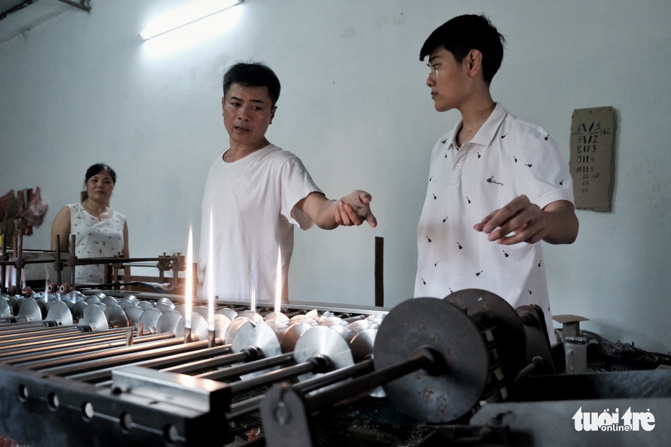 Đỏ lửa giữ nghề thổi thủy tinh ở thủ đô - Ảnh 9. Đỏ lửa giữ nghề thổi thủy tinh ở thủ đô - Ảnh 9.