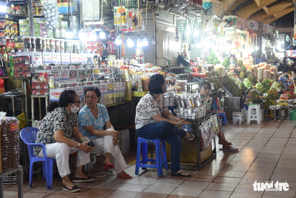 Sạp hàng đóng cửa vì không có khách nước ngoài, chợ Bến Thành đìu hiu - Ảnh 2.