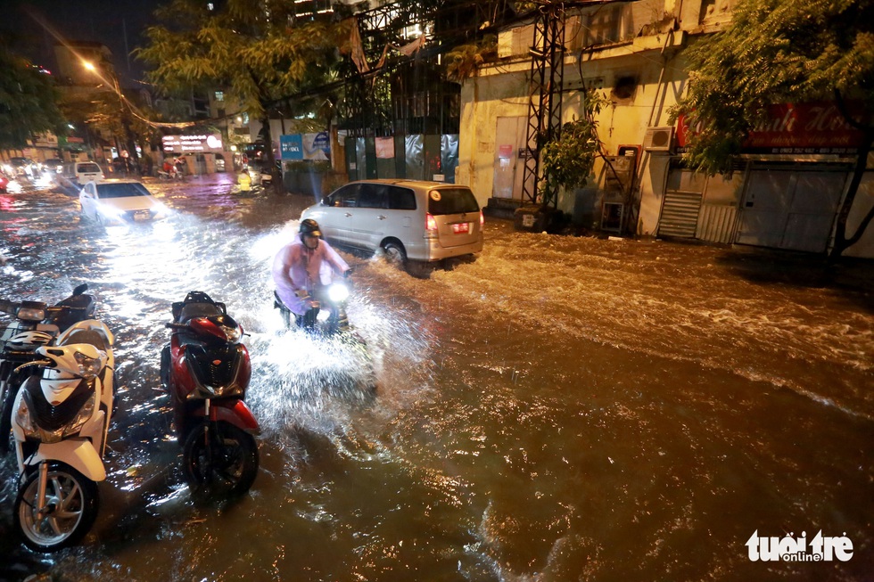 Đường Hà Nội mênh mông nước sau cơn mưa vàng giải nhiệt - Ảnh 1. Đường Hà Nội mênh mông nước sau cơn mưa vàng giải nhiệt - Ảnh 1.