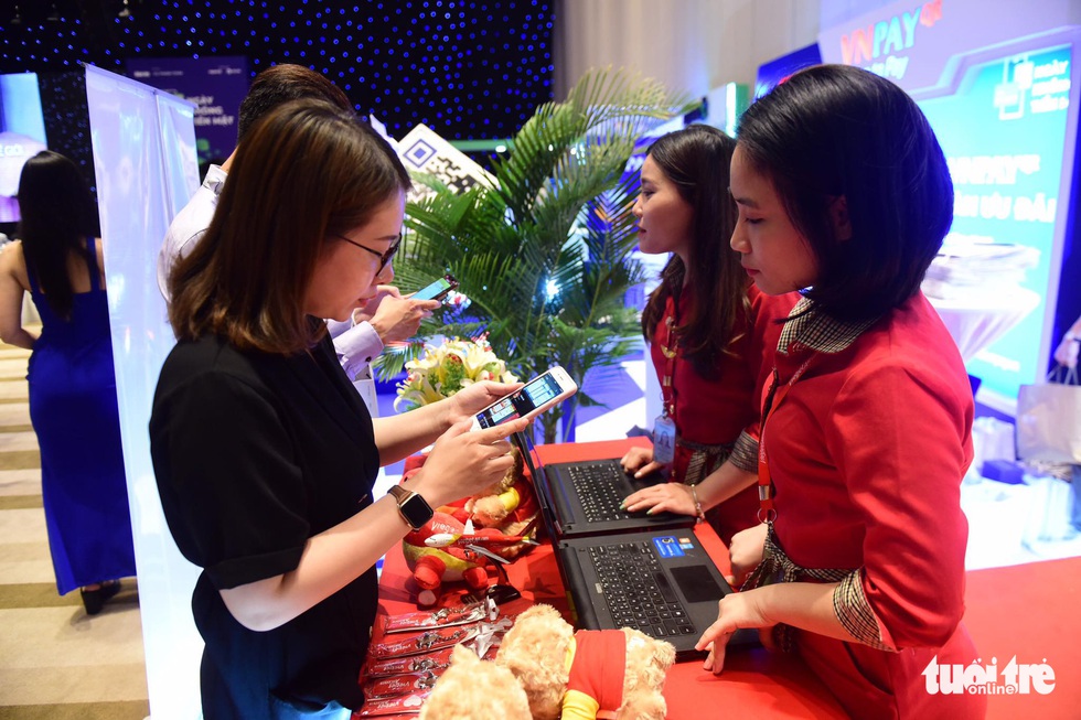 Nhộn nhịp trải nghiệm một chạm, không chạm thanh toán không tiền mặt - Ảnh 7. Nhộn nhịp trải nghiệm một chạm, không chạm thanh toán không tiền mặt - Ảnh 7.