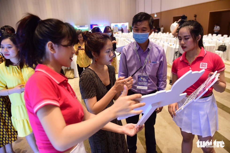 Nhộn nhịp trải nghiệm một chạm, không chạm thanh toán không tiền mặt - Ảnh 12. Nhộn nhịp trải nghiệm một chạm, không chạm thanh toán không tiền mặt - Ảnh 12.
