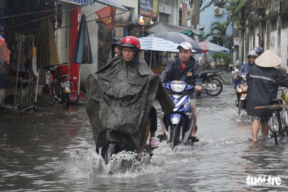 Sau mưa lớn, nhiều tuyến đường tại TP.HCM lại ngập sâu - Ảnh 2. Sau mưa lớn, nhiều tuyến đường tại TP.HCM lại ngập sâu - Ảnh 2.
