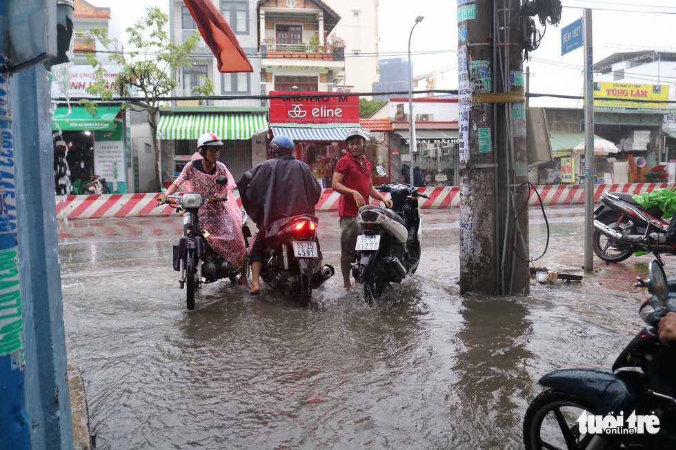 Sau mưa lớn, nhiều tuyến đường tại TP.HCM lại ngập sâu - Ảnh 3. Sau mưa lớn, nhiều tuyến đường tại TP.HCM lại ngập sâu - Ảnh 3.