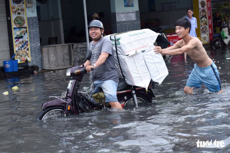 Mưa 1 giờ ngập gần tới yên xe, quận áy náy nhưng phải chờ thành phố - Ảnh 3. Mưa 1 giờ ngập gần tới yên xe, quận áy náy nhưng phải chờ thành phố - Ảnh 3.