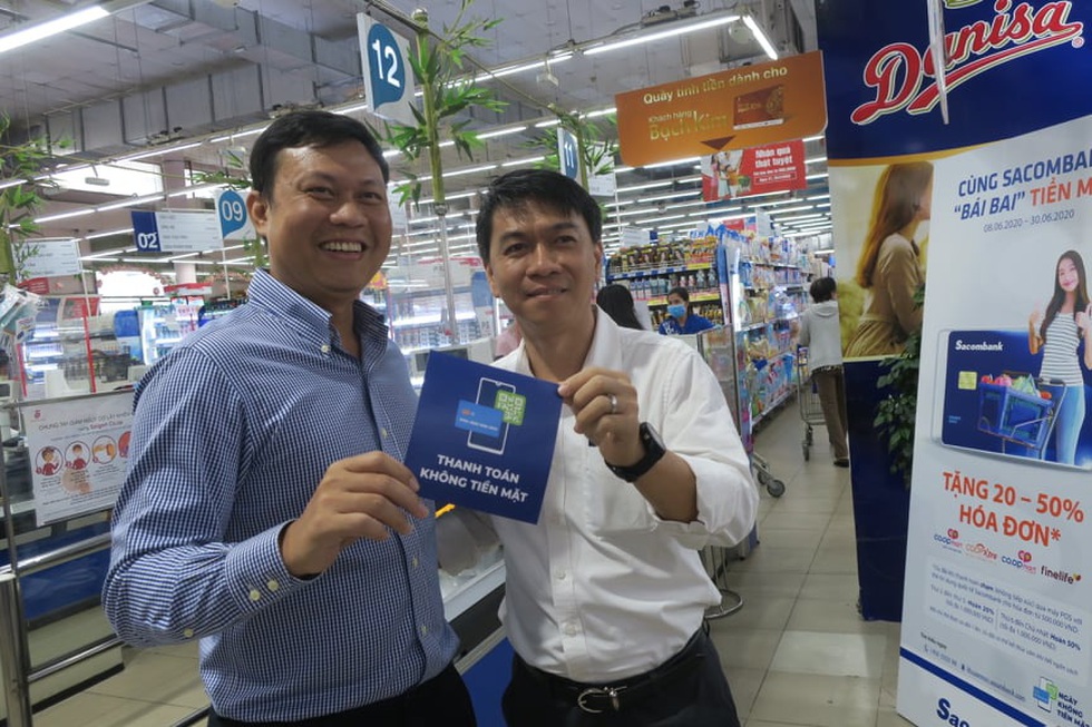 Phó thống đốc đi dán nhãn Thanh toán không tiền mặt cho nhiều điểm bán hàng - Ảnh 5. Phó thống đốc đi dán nhãn Thanh toán không tiền mặt cho nhiều điểm bán hàng - Ảnh 5.
