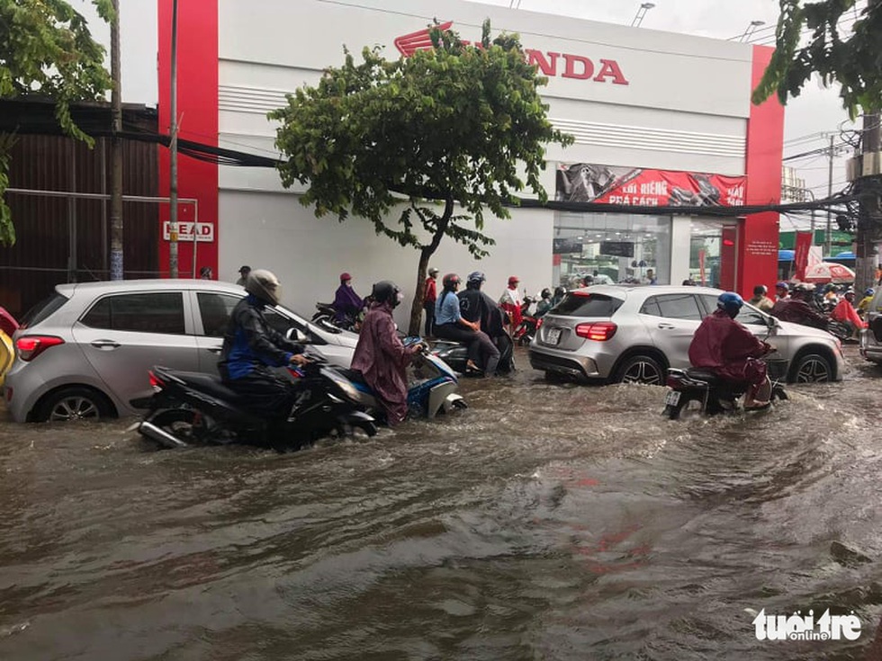 TP.HCM mưa gió mù mịt 2 tiếng: đường ngập khắp nơi, cây đổ, xe ngã... - Ảnh 7. TP.HCM mưa gió mù mịt 2 tiếng: đường ngập khắp nơi, cây đổ, xe ngã... - Ảnh 7.