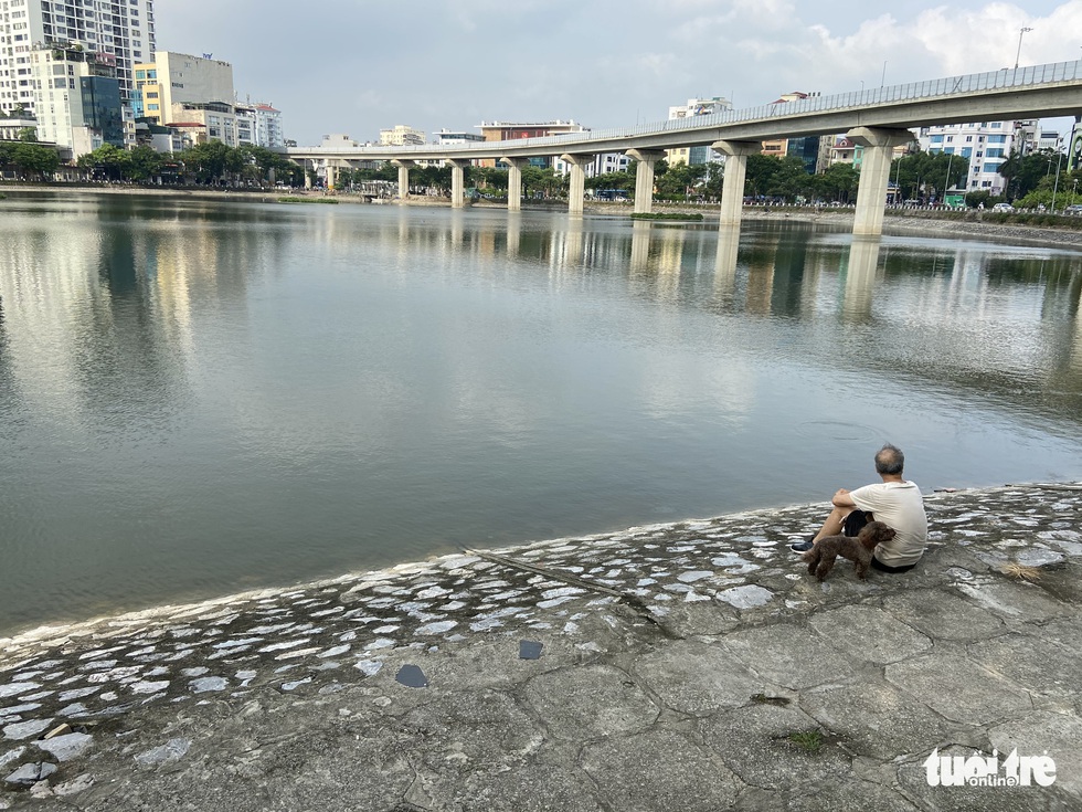 Hồ Đống Đa vắng người hóng mát sau nhiều năm bị băm nát để kinh doanh - Ảnh 10. Hồ Đống Đa vắng người hóng mát sau nhiều năm bị băm nát để kinh doanh - Ảnh 10.