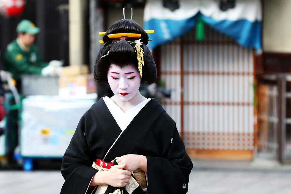 Bí mật đằng sau khuôn mặt trắng như sứ của Geisha Nhật Bản - Ảnh 4.
