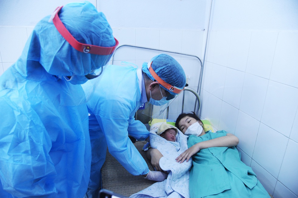 Được nhà nước đưa về quê nhà sinh con, em thấy may mắn lắm! - Ảnh 1. Được nhà nước đưa về quê nhà sinh con, em thấy may mắn lắm! - Ảnh 1.