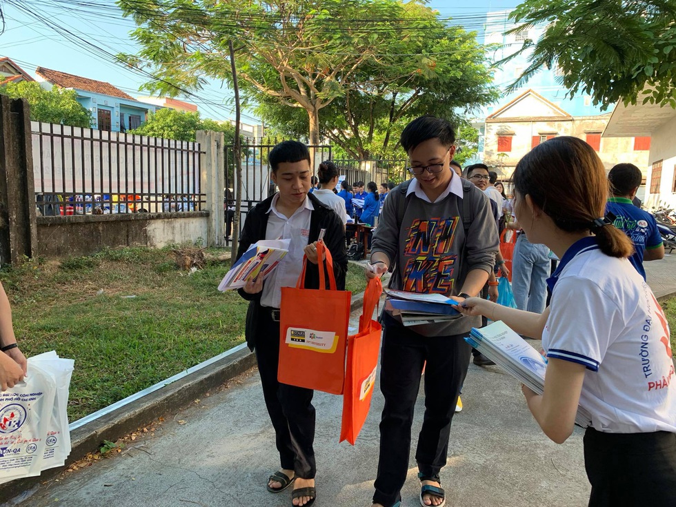 Sáng nay 20-6, tư vấn tuyển sinh - hướng nghiệp 2020 ở Quảng Nam - Ảnh 8. Sáng nay 20-6, tư vấn tuyển sinh - hướng nghiệp 2020 ở Quảng Nam - Ảnh 8.