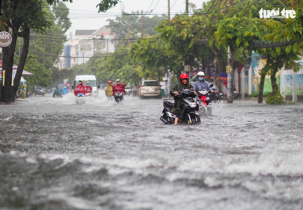 Mưa lớn chiều cuối tuần, nhiều tuyến đường TP.HCM lại mênh mông nước - Ảnh 1. Mưa lớn chiều cuối tuần, nhiều tuyến đường TP.HCM lại mênh mông nước - Ảnh 1.