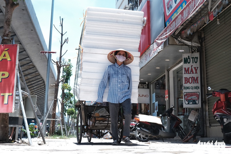 Người Hà Nội vật lộn với nắng nóng đỉnh điểm, nền nhiệt ngoài đường 50 độ C - Ảnh 4. Người Hà Nội vật lộn với nắng nóng đỉnh điểm, nền nhiệt ngoài đường 50 độ C - Ảnh 4.