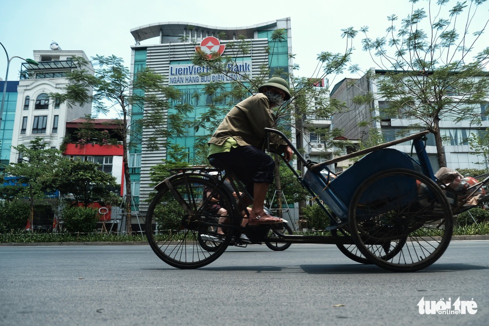 Người Hà Nội vật lộn với nắng nóng đỉnh điểm, nền nhiệt ngoài đường 50 độ C - Ảnh 5. Người Hà Nội vật lộn với nắng nóng đỉnh điểm, nền nhiệt ngoài đường 50 độ C - Ảnh 5.
