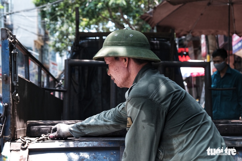 Người Hà Nội vật lộn với nắng nóng đỉnh điểm, nền nhiệt ngoài đường 50 độ C - Ảnh 2. Người Hà Nội vật lộn với nắng nóng đỉnh điểm, nền nhiệt ngoài đường 50 độ C - Ảnh 2.