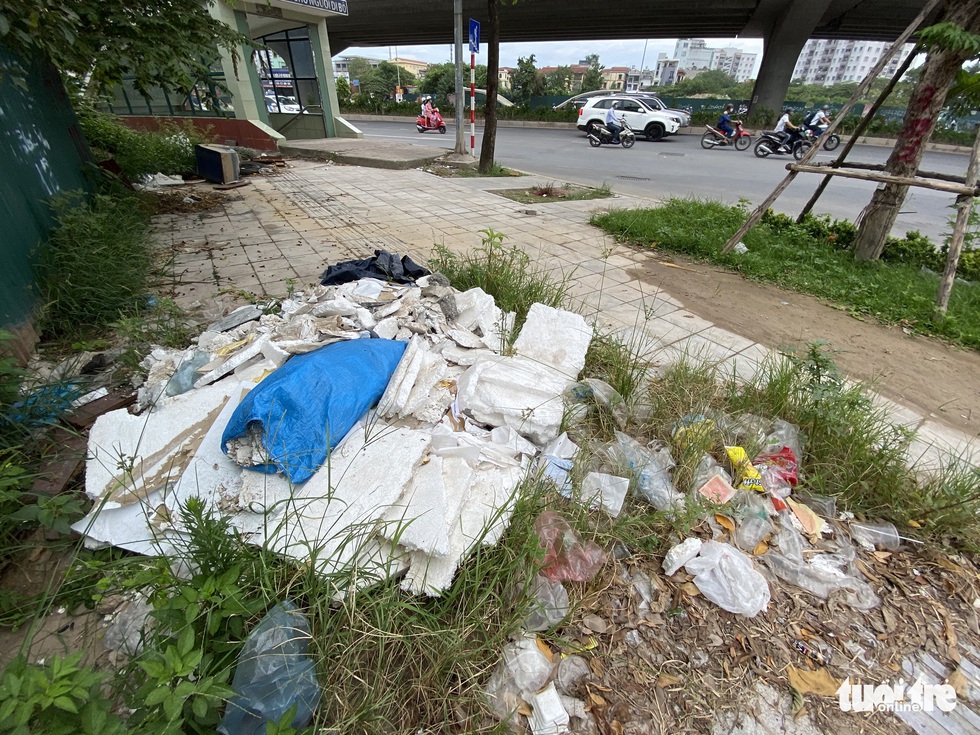 ‘Đại lộ’ ngàn tỉ Chu Văn An dở dang, nhiều nơi ngập ngụa rác - Ảnh 4. ‘Đại lộ’ ngàn tỉ Chu Văn An dở dang, nhiều nơi ngập ngụa rác - Ảnh 4.