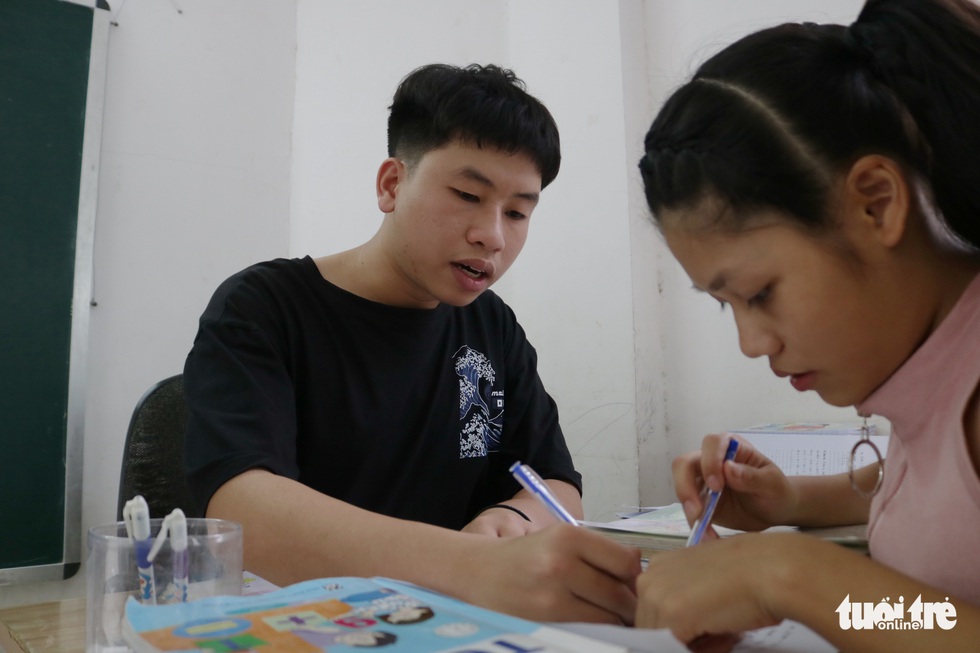 9X đi làm lấy tiền mua sách vở, dạy học trò lớp tình thương - Ảnh 4. 9X đi làm lấy tiền mua sách vở, dạy học trò lớp tình thương - Ảnh 4.
