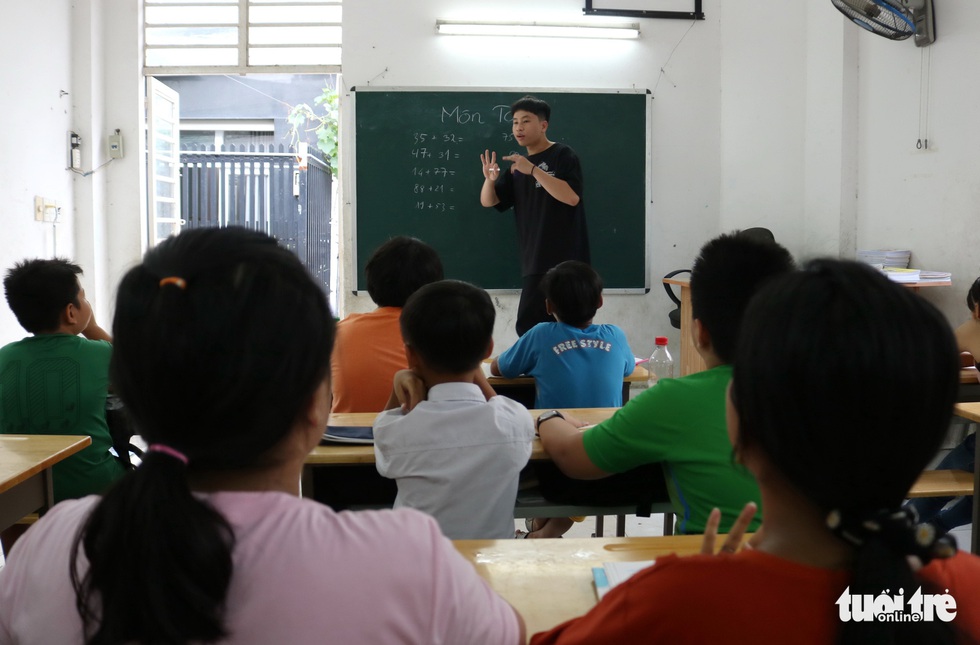 9X đi làm lấy tiền mua sách vở, dạy học trò lớp tình thương - Ảnh 6. 9X đi làm lấy tiền mua sách vở, dạy học trò lớp tình thương - Ảnh 6.