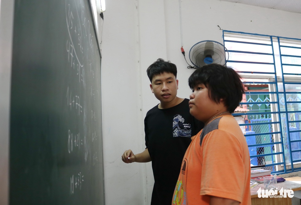 9X đi làm lấy tiền mua sách vở, dạy học trò lớp tình thương - Ảnh 7. 9X đi làm lấy tiền mua sách vở, dạy học trò lớp tình thương - Ảnh 7.