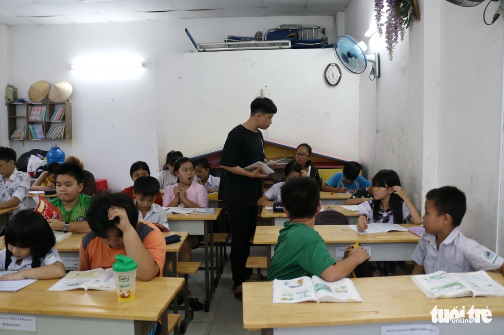 9X đi làm lấy tiền mua sách vở, dạy học trò lớp tình thương - Ảnh 10. 9X đi làm lấy tiền mua sách vở, dạy học trò lớp tình thương - Ảnh 10.