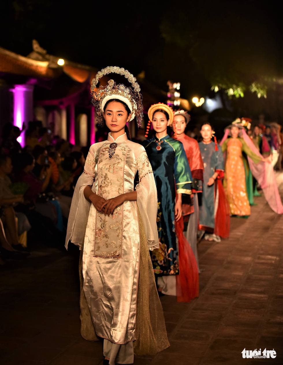 Giếng Thiên Quang - Văn Miếu Quốc Tử Giám - thành sàn diễn lung linh tôn vinh áo dài - Ảnh 13. Giếng Thiên Quang - Văn Miếu Quốc Tử Giám - thành sàn diễn lung linh tôn vinh áo dài - Ảnh 13.
