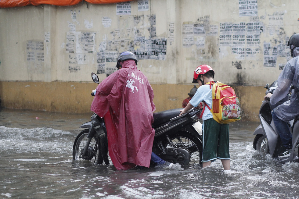 Mưa như trút đúng giờ tan tầm, người dân TP.HCM lại ‘bơi’ giữa điểm ngập - Ảnh 5.