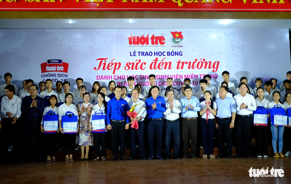 Học bổng tiếp sức cho 175 học sinh, sinh viên khó khăn miền Trung bị ảnh hưởng dịch Covid-19 - Ảnh 8. Học bổng tiếp sức cho 175 học sinh, sinh viên khó khăn miền Trung bị ảnh hưởng dịch Covid-19 - Ảnh 8.