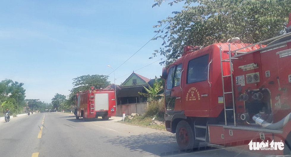 Hơn 500 người đang chữa cháy rừng ở Hà Tĩnh - Ảnh 3. Hơn 500 người đang chữa cháy rừng ở Hà Tĩnh - Ảnh 3.
