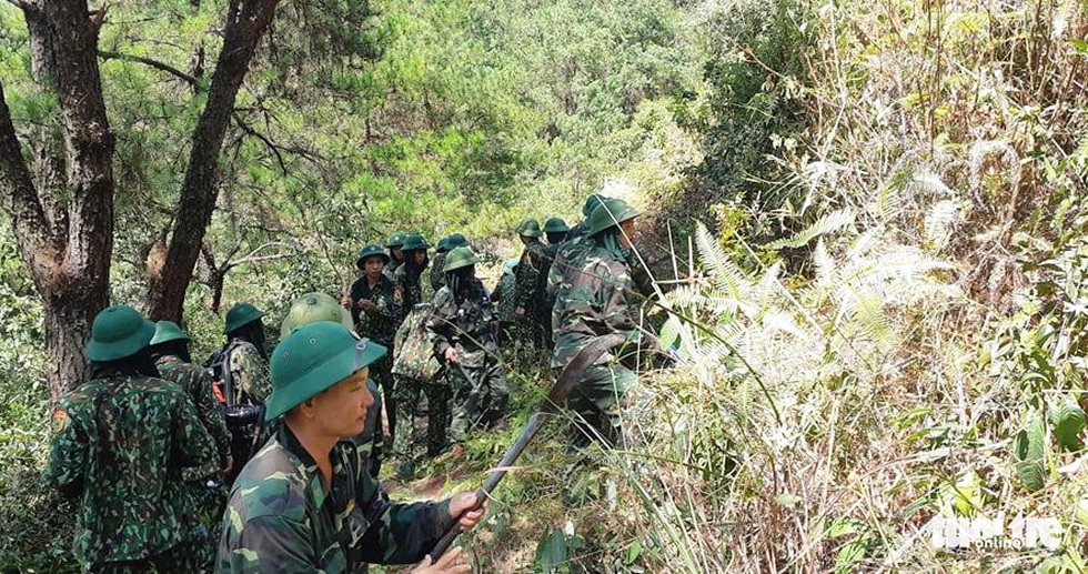 Hơn 500 người đang chữa cháy rừng ở Hà Tĩnh - Ảnh 5. Hơn 500 người đang chữa cháy rừng ở Hà Tĩnh - Ảnh 5.