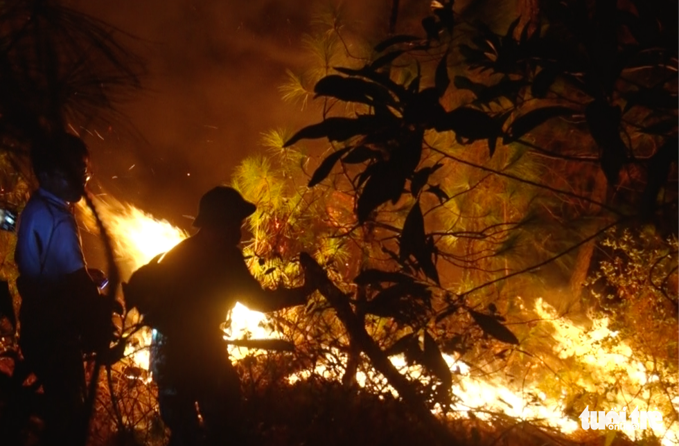 Cận cảnh xuyên đêm chiến đấu ‘giặc lửa’ cứu rừng - Ảnh 8.