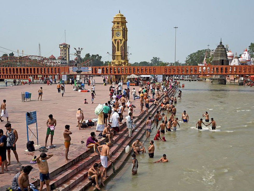 Người Ấn quay lại sông Hằng hành hương khi giãn cách xã hội được nới lỏng - Ảnh 9. Người Ấn quay lại sông Hằng hành hương khi giãn cách xã hội được nới lỏng - Ảnh 9.
