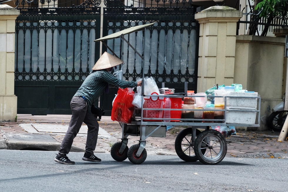 Phơi mình mưu sinh lam lũ dưới trời nắng thiêu đốt 40 độ ở Hà Nội - Ảnh 4. Phơi mình mưu sinh lam lũ dưới trời nắng thiêu đốt 40 độ ở Hà Nội - Ảnh 4.