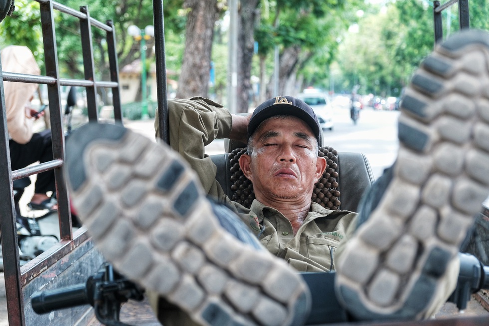 Phơi mình mưu sinh lam lũ dưới trời nắng thiêu đốt 40 độ ở Hà Nội - Ảnh 7. Phơi mình mưu sinh lam lũ dưới trời nắng thiêu đốt 40 độ ở Hà Nội - Ảnh 7.
