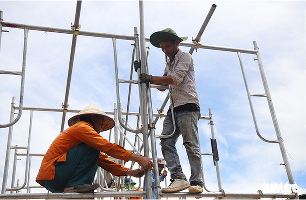 Phơi mình mưu sinh lam lũ dưới trời nắng thiêu đốt 40 độ ở Hà Nội - Ảnh 1. Phơi mình mưu sinh lam lũ dưới trời nắng thiêu đốt 40 độ ở Hà Nội - Ảnh 1.