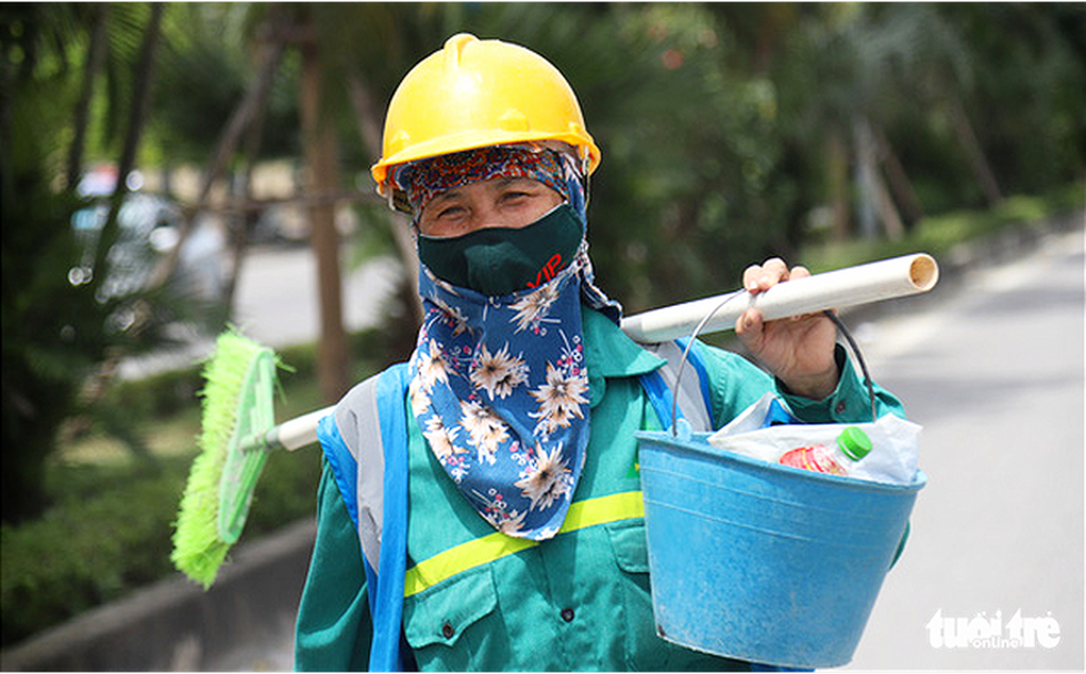 Phơi mình mưu sinh lam lũ dưới trời nắng thiêu đốt 40 độ ở Hà Nội - Ảnh 3. Phơi mình mưu sinh lam lũ dưới trời nắng thiêu đốt 40 độ ở Hà Nội - Ảnh 3.
