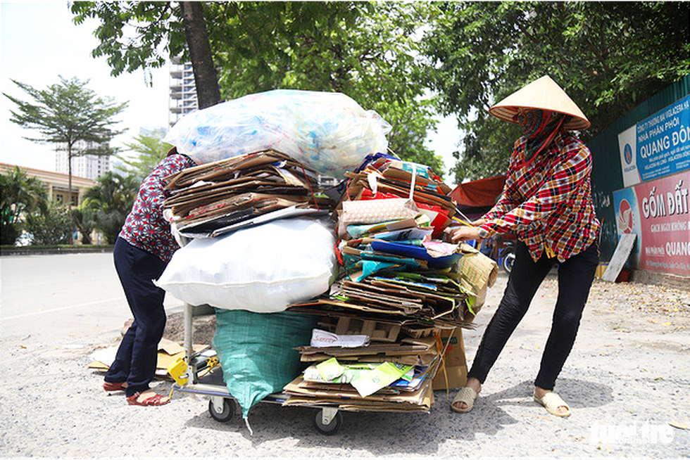 Phơi mình mưu sinh lam lũ dưới trời nắng thiêu đốt 40 độ ở Hà Nội - Ảnh 6. Phơi mình mưu sinh lam lũ dưới trời nắng thiêu đốt 40 độ ở Hà Nội - Ảnh 6.