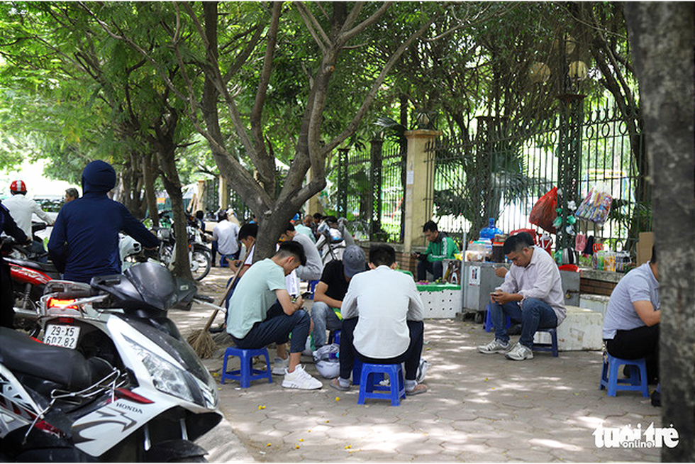 Phơi mình mưu sinh lam lũ dưới trời nắng thiêu đốt 40 độ ở Hà Nội - Ảnh 10. Phơi mình mưu sinh lam lũ dưới trời nắng thiêu đốt 40 độ ở Hà Nội - Ảnh 10.