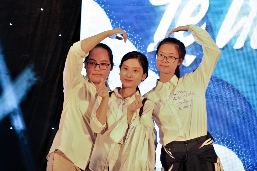 Chia tay tuổi học trò với nụ cười, nước mắt, những cái ôm và lời gan ruột của hiệu trưởng - Ảnh 5. Chia tay tuổi học trò với nụ cười, nước mắt, những cái ôm và lời gan ruột của hiệu trưởng - Ảnh 5.