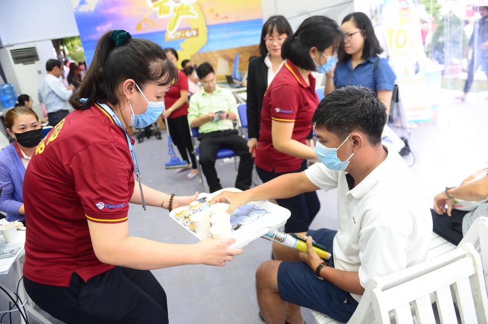Đi săn tour hè giảm giá, còn được mời ăn bánh, uống nước trái cây - Ảnh 1. Đi săn tour hè giảm giá, còn được mời ăn bánh, uống nước trái cây - Ảnh 1.