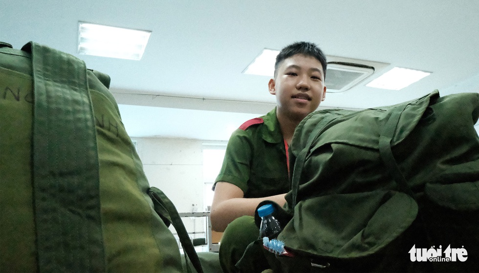 Hơn 100 bạn nhỏ học làm chiến sĩ công an - Ảnh 7. Hơn 100 bạn nhỏ học làm chiến sĩ công an - Ảnh 7.