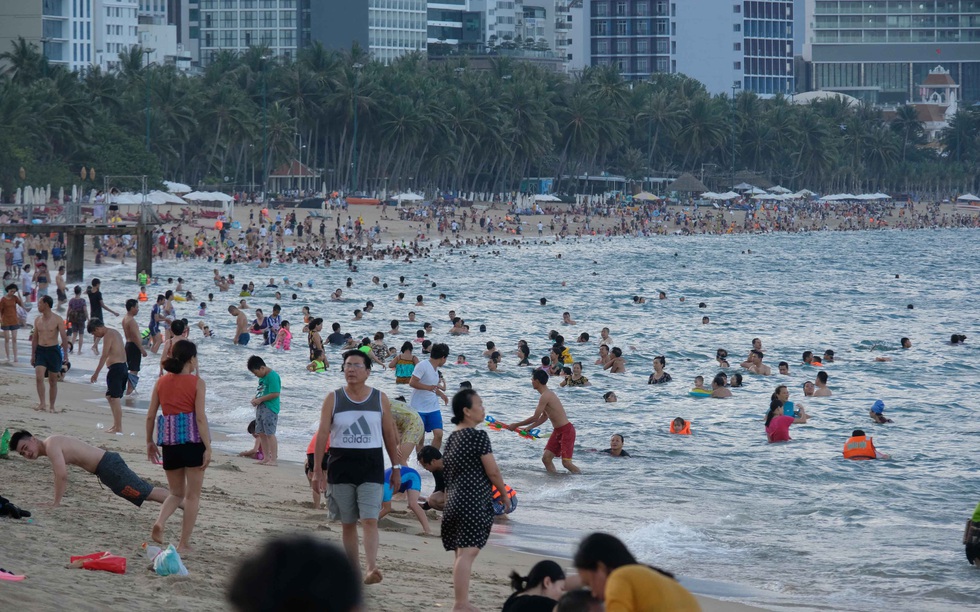 Nhà nhà ùn ùn du lịch hè: Quá đông, lắm phiền toái - Ảnh 2. Nhà nhà ùn ùn du lịch hè: Quá đông, lắm phiền toái - Ảnh 2.