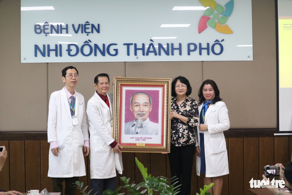 Phó chủ tịch nước thăm hai bé Trúc Nhi - Diệu Nhi: Đây là một ca phẫu thuật rất thần kỳ - Ảnh 4. Phó chủ tịch nước thăm hai bé Trúc Nhi - Diệu Nhi: Đây là một ca phẫu thuật rất thần kỳ - Ảnh 4.