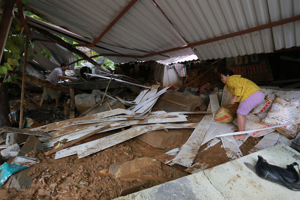Nhà cửa đổ sập, người dân trắng tay sau mưa lũ ở Hà Giang - Ảnh 4.