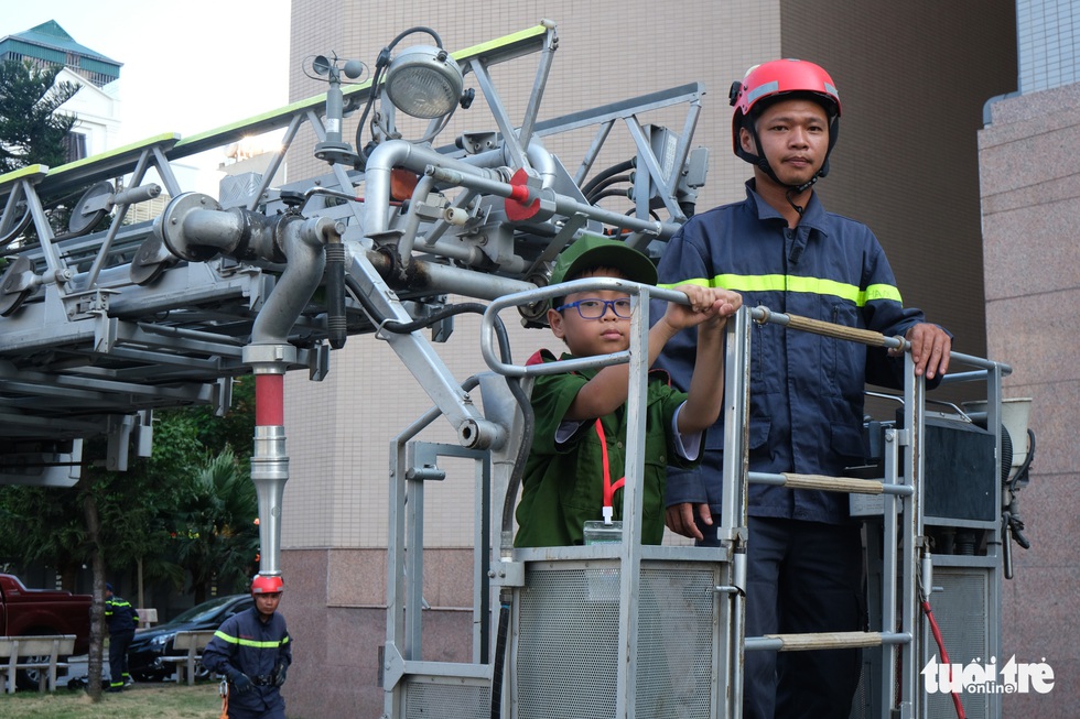 Chiến sĩ nhí học chữa cháy, cứu người trong đám cháy - Ảnh 10. Chiến sĩ nhí học chữa cháy, cứu người trong đám cháy - Ảnh 10.