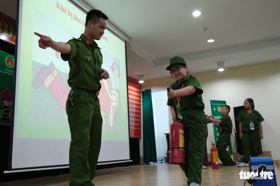 Chiến sĩ nhí học chữa cháy, cứu người trong đám cháy - Ảnh 4. Chiến sĩ nhí học chữa cháy, cứu người trong đám cháy - Ảnh 4.