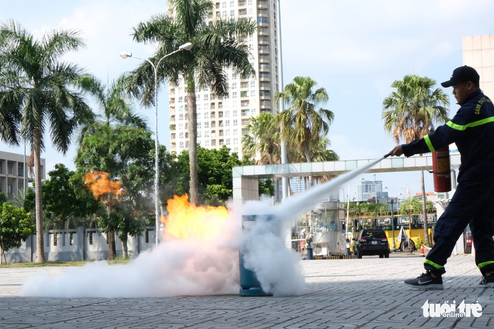 Chiến sĩ nhí học chữa cháy, cứu người trong đám cháy - Ảnh 3. Chiến sĩ nhí học chữa cháy, cứu người trong đám cháy - Ảnh 3.
