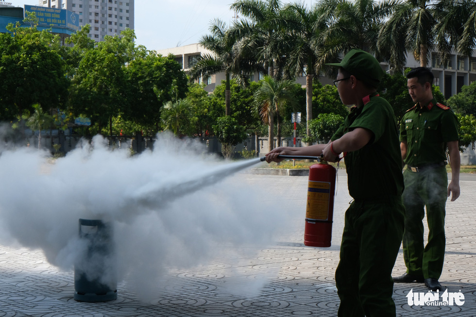 Chiến sĩ nhí học chữa cháy, cứu người trong đám cháy - Ảnh 5. Chiến sĩ nhí học chữa cháy, cứu người trong đám cháy - Ảnh 5.